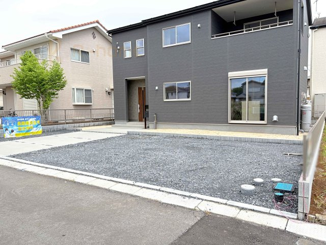 小美玉市納場第4　新築戸建て　1号棟の駐車場|カースペースは3台完備。ゲスト用のスペースも確保できますね♪