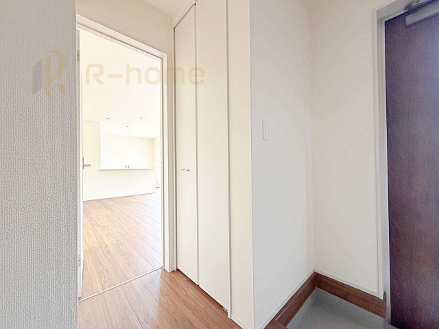 小美玉市納場第4　新築戸建て　1号棟の収納|掃除用具などの収納に便利なホール収納！家族で活用できる便利な収納スペース♪