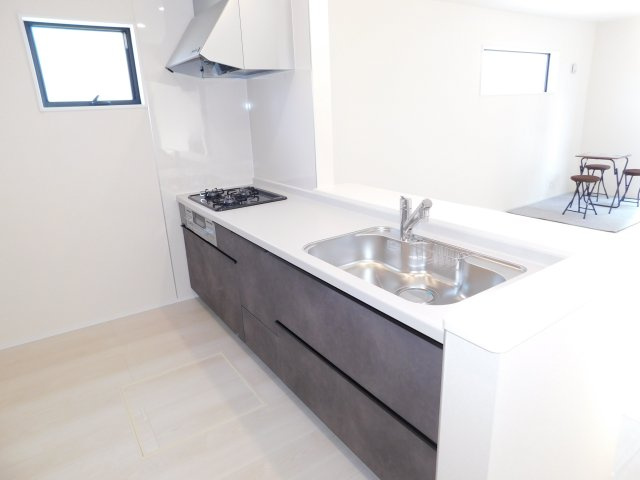 北名古屋市久地野北浦の新築一戸建のキッチン|◇キッチン◇　　人気の対面式・人造大理石カウンター・浄水機能付ハンドシャワー・静音仕様シンク・スローインクローズレール・Ｓｉセンサーコンロ（３口）・床下収納庫