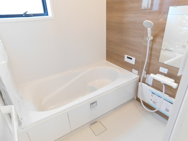 北名古屋市久地野北浦の新築一戸建の浴室|◇浴室◇　　広い１坪サイズ（ＬＩＸＩＬ）・浴室暖房乾燥機・断熱浴槽・エコベンチ浴槽・お手入れ楽々カウンター・キレイサーモフロア・オートバス・バリアフリーバス・追い焚き・浴室窓あり