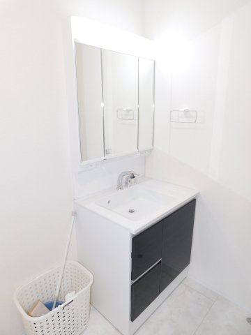 北名古屋市久地野北浦の新築一戸建の独立洗面台|◇洗面室◇　　三面鏡シャンプードレッサー　くもり止め仕様　