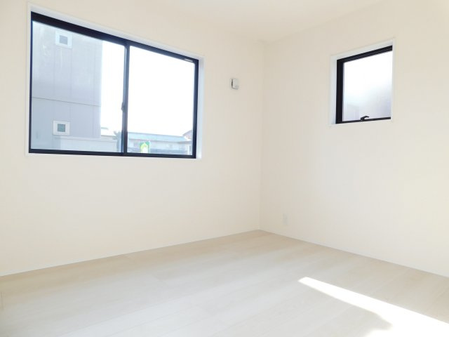 北名古屋市久地野北浦の新築一戸建の洋室|◇１階洋室◇　　南面を含む２面採光で明るい洋室５．２帖　全居室収納完備！