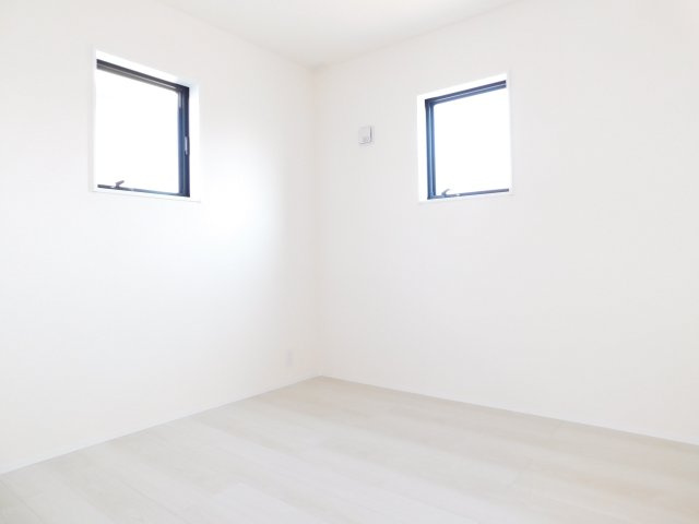 北名古屋市久地野北浦の新築一戸建の洋室|◇２階洋室◇　　２面採光で明るい洋室５．４帖　全居室収納完備！