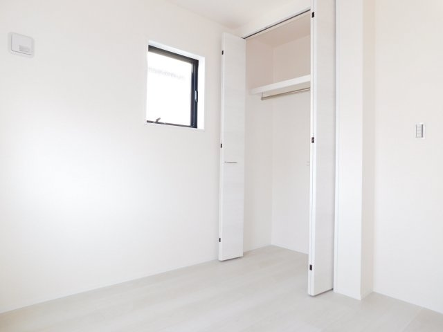 北名古屋市久地野北浦の新築一戸建の洋室|◇２階洋室◇　　２面採光で明るい洋室４．３帖　全居室収納完備！