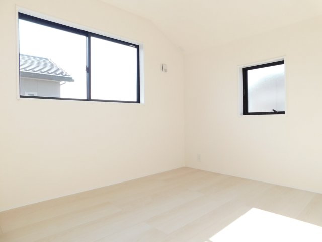 北名古屋市久地野北浦の新築一戸建の洋室|◇２階洋室◇　　南面を含む２面採光で明るい洋室５．４帖　全居室収納完備！