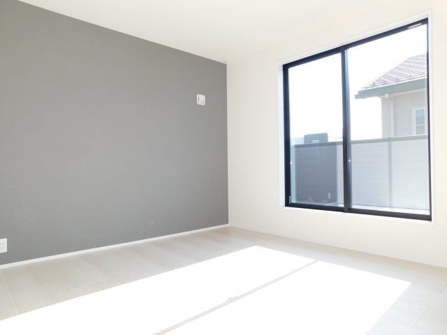 北名古屋市久地野北浦の新築一戸建の洋室|◇２階洋室◇　　南面で明るい洋室７．５帖　ウォークインクローゼット完備！　バルコニー付き♪