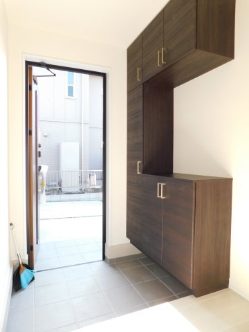 北名古屋市久地野北浦の新築一戸建の玄関|◇玄関収納◇　　玄関がスッキリ片付く大容量収納♪