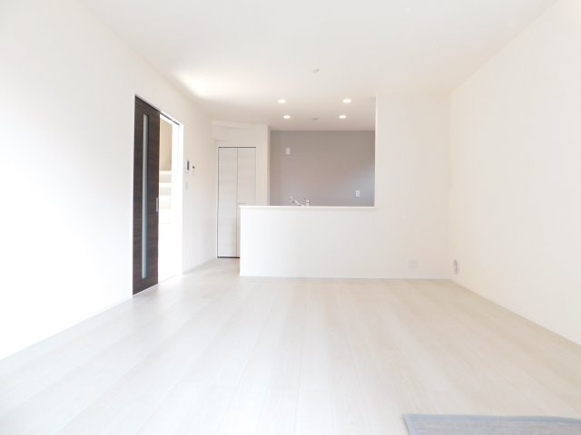 北名古屋市久地野北浦の新築一戸建の居間・リビング|◇リビング◇　　南面を含む２面採光で明るいリビング　リビングや庭の様子が見わたせ、子育てに嬉しい対面キッチン♪