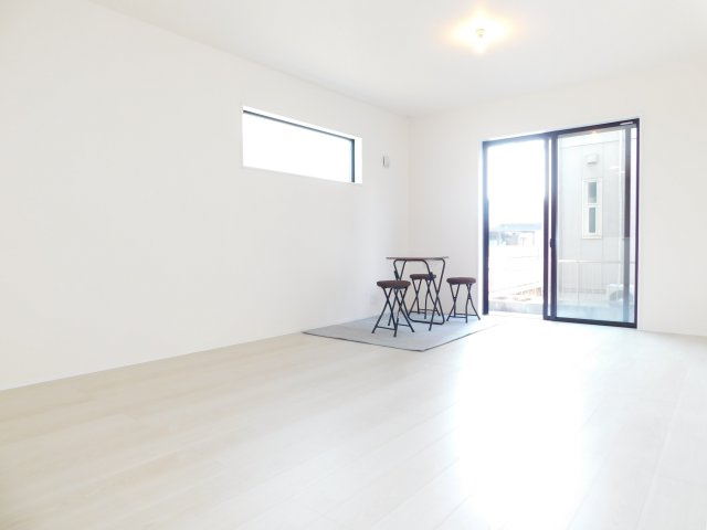 北名古屋市久地野北浦の新築一戸建の居間・リビング|◇リビング◇　　南面を含む２面採光で明るいリビング　レイアウトしやすい広々ＬＤＫ♪