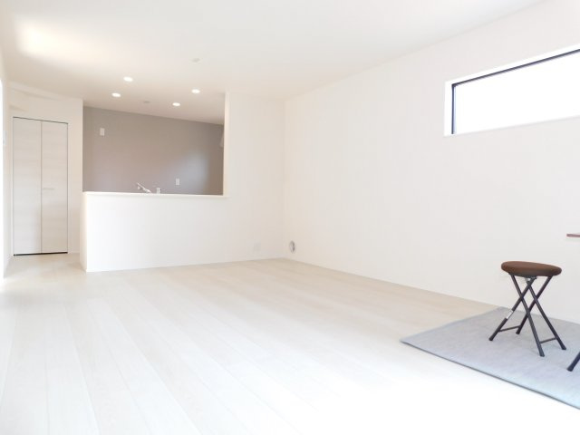 北名古屋市久地野北浦の新築一戸建の居間・リビング|◇リビング◇　　南面を含む２面採光で明るいリビング　キッチン横にパントリー完備！