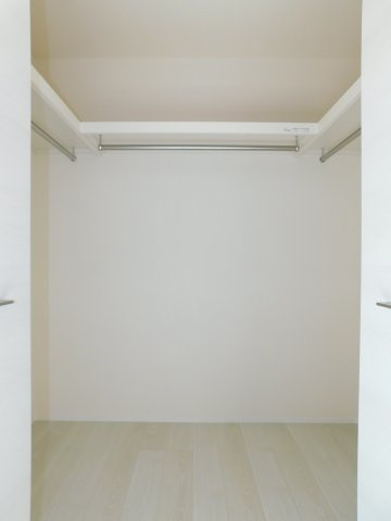 北名古屋市久地野北浦の新築一戸建の収納|◇大型ウォークインクローゼット◇　　家族の洋服や季節の荷物など大容量収納できます♪