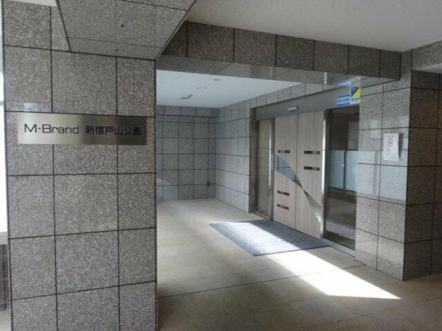 エム・ブランド新宿戸山公園のエントランス