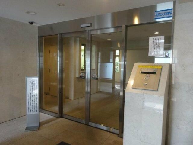 エム・ブランド新宿戸山公園のエントランス