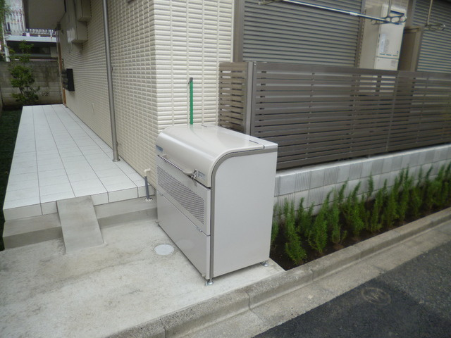 メゾン　ラウレアのその他共用部分|ゴミストッカー　アプローチ