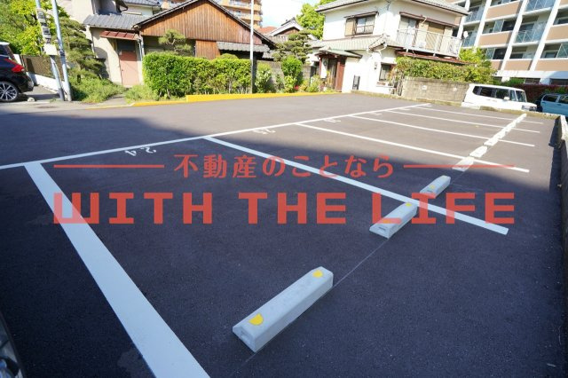 佐田ビル【キャッシュバック対象物件】の駐車場|車をお持ちの方に嬉しい駐車場付きの物件です