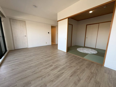 【居間・リビング】 | エーベル尼崎次屋 | LDK12.8帖と和室がつながり、開放感のある空間。バルコニーはLDK側で採光良好。東向き・最上階の明るいリビングです。