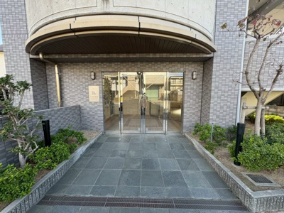 | エーベル尼崎次屋 | 風除室・オートロック・エレベーター付きで、安心感のあるエントランスです。