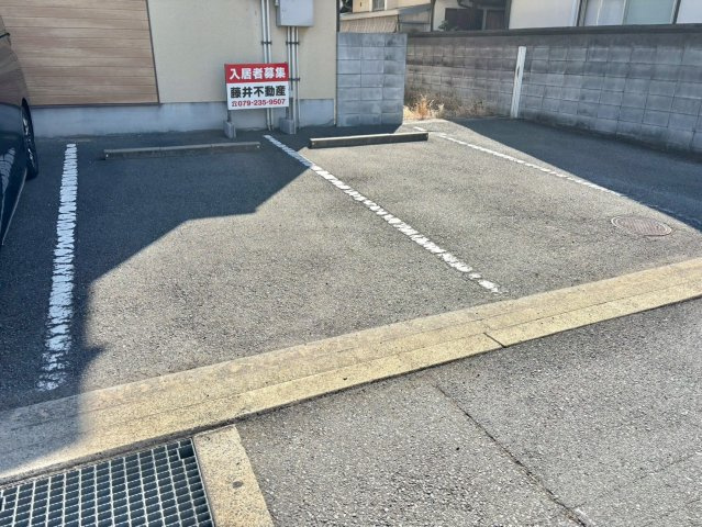 メゾンヴィサージュの駐車場