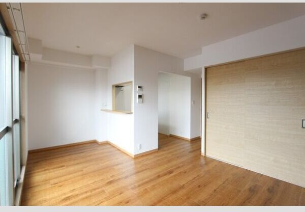 レクラン栄生の居間・リビング