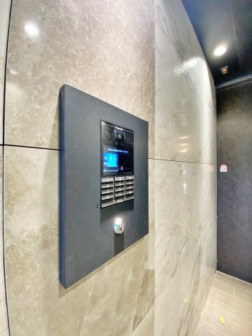 レクラン栄生のエントランス