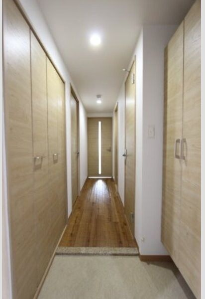 レクラン栄生の玄関