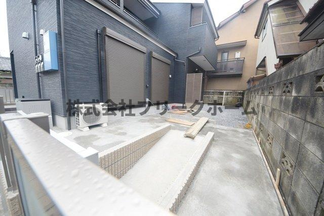 三鷹市井の頭１丁目のアパートのバルコニー