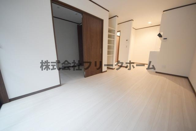 三鷹市井の頭１丁目のアパートの居間・リビング