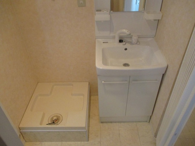 【洗面所】 | 瑞光コーポ | 忙しい朝にうれしい洗髪洗面化粧台と洗濯機置き場です