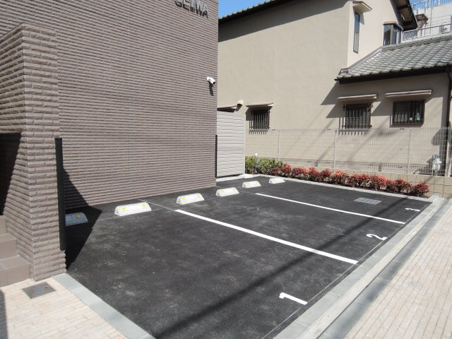 イニシオ山水の駐車場