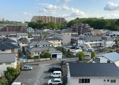 【バルコニー】 | クレール・ボア | バルコニーは、室外の専用スペースのうち、「屋根がなく開放された空間」であるものを指します。ベランダより広いタイプのものが多く、日当たりもよいため家庭菜園などを楽しみたい人にとって適した環境となります。