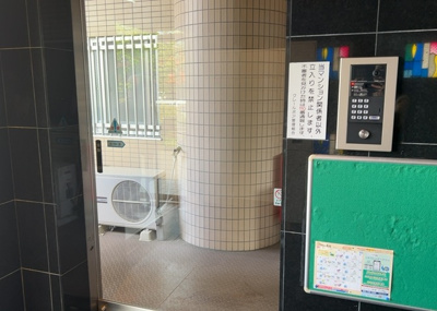 【エントランス】 | クレール・ボア | マンションのエントランスには、もともと風よけや防犯の役割がありますが、マンションによって宅配ボックスなどの設備が備わっている所もあります。日々の生活をイメージしながら生活しやすさをチェックしましょう。