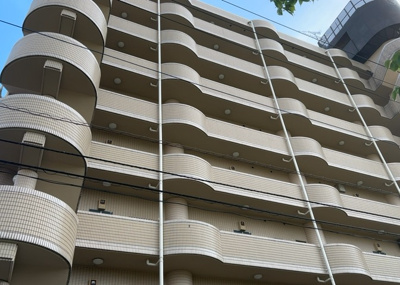【現況写真】 | クレール・ボア | 外観はマンション管理がされているかの目安になります。築年数が古いと、壁面は劣化してひび割れが生じることも！建物が古びていても細かいところが修繕されていると、きちんと管理されているなぁと感じるでしょう。