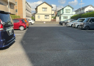 【駐車場】 | クレール・ボア | 車一台あたりに必要なスペースは、標準サイズの普通自動車で横幅2m50cm、長さ5mは必要になります。ただし、乗降のことも考慮して横幅3m30cm、長さ5m50cmほどは確保できるところを選びましょう。