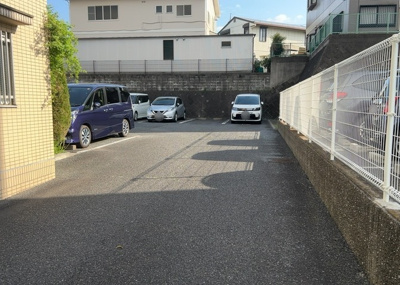 【駐車場】 | クレール・ボア | 駐車場と明記されていても、最小スペースでつくられた駐車場だと大型車は駐車できなかったり、出入りしにくくなったりする可能性があります。お車のサイズと購入したい物件の駐車場のサイズを現地で確認しましょう。