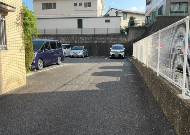 【駐車場】 | クレール・ボア | 駐車場と明記されていても、最小スペースでつくられた駐車場だと大型車は駐車できなかったり、出入りしにくくなったりする可能性があります。お車のサイズと購入したい物件の駐車場のサイズを現地で確認しましょう。