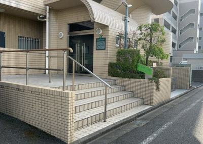 【庭】 | クレール・ボア | 物件によっては、入居者が個人的に使用できる専用庭がついているものもあります。また、住宅の中にある土間の部分を庭と呼ぶこともあります。庭の用途は住む人によって変わり、それによってデザインもさまざまです。