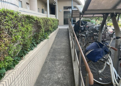 【中庭】 | クレール・ボア | 中庭（パティオ）とは、一つの建築物の内部に設けられた、壁などで囲われている庭のことを指します。コの字型、ロの字型が主流ですが、L字型の中庭もあります。最近では、インテリア性の高さからも人気があります。