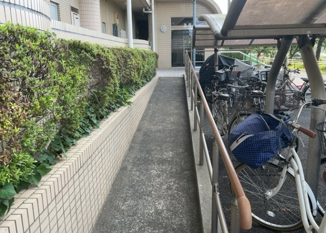 【中庭】 | クレール・ボア | 中庭（パティオ）とは、一つの建築物の内部に設けられた、壁などで囲われている庭のことを指します。コの字型、ロの字型が主流ですが、L字型の中庭もあります。最近では、インテリア性の高さからも人気があります。
