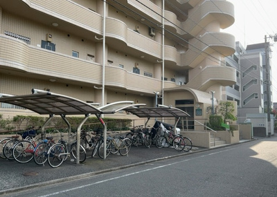 【構造・工法・仕様】 | クレール・ボア | ＲＣ造、Reinforced Concreteは直訳すると補強されたコンクリートです。主に柱や梁・床・壁が鉄筋とコンクリートで構成おり、鉄筋を組んだ型枠にコンクリートを流し込んで固めたものを指します。
