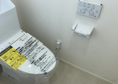 【トイレ】 | クレール・ボア | トイレは大きさや形、機能、抗菌性などが異なる多種多彩なタイプが各メーカーから出ています。それぞれに良さがあるため、事前にどういったタイプのトイレがいいのかをご家庭内で決めて、内見に行くといいでしょう。