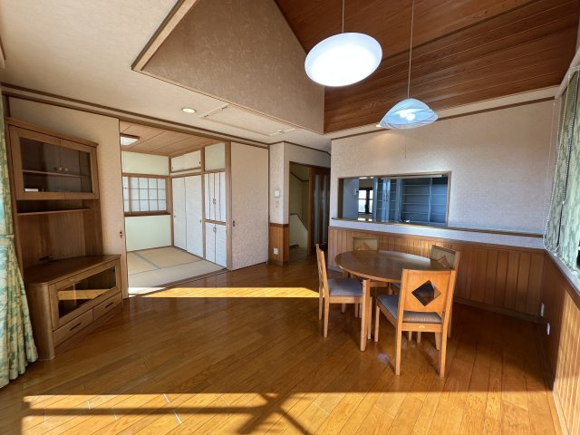 大泉学園町1-17-33戸建の居間・リビング