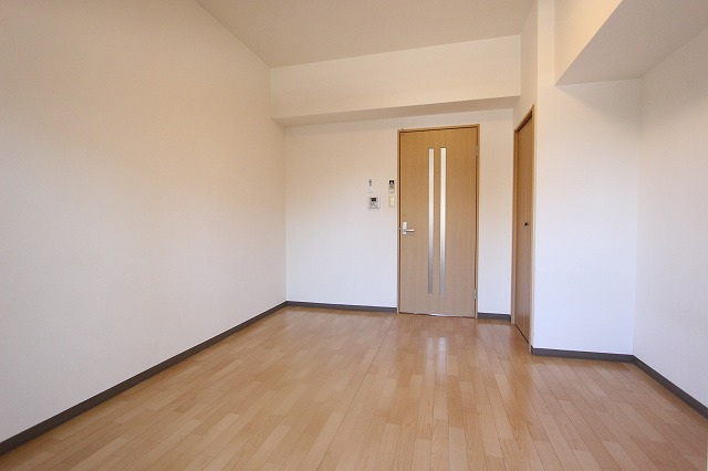 プラージュ村本の居間・リビング|こちらのリビングで趣味の時間をお楽しみください