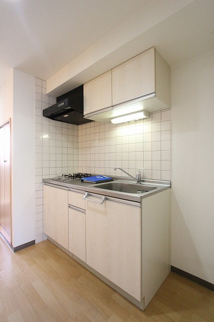 プラージュ村本のキッチン|コンパクトなキッチンで掃除もラクラク