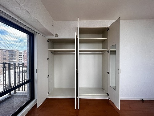 ライオンズマンション神戸栄町通の収納|クロゼット（洋室約７．７畳）※前回募集時／２０２５年６月の写