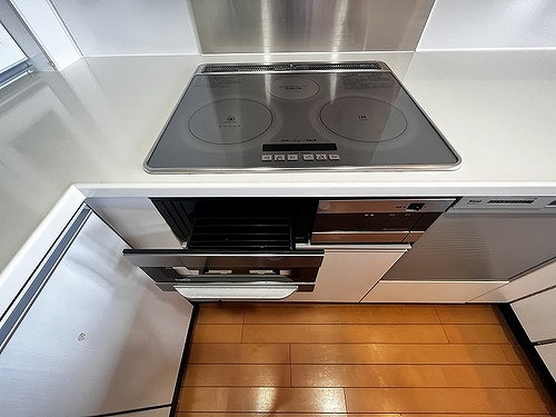 ライオンズマンション神戸栄町通の設備|３口ＩＨクッキングヒータ　※前回募集時／２０２５年６月の写真