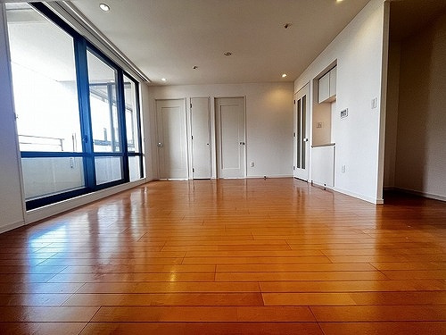 ライオンズマンション神戸栄町通の居間・リビング|ＬＤＫ（東側から望む）※前回募集時／２０２５年６月の写真