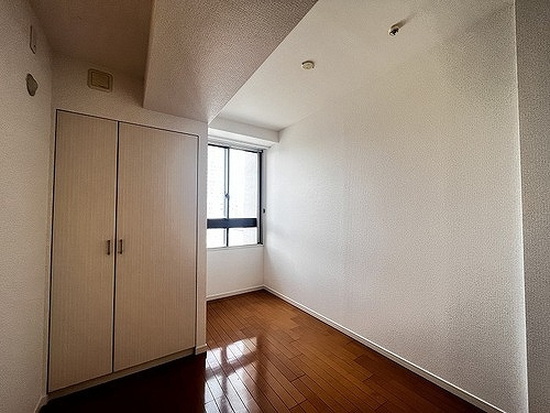 ライオンズマンション神戸栄町通の居間・リビング|洋室約５．５畳　※前回募集時／２０２５年６月の写真