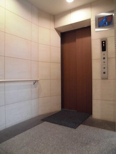 ライオンズマンション神戸栄町通のその他|エレベータホール　※前回募集時／２０２５年６月の写真