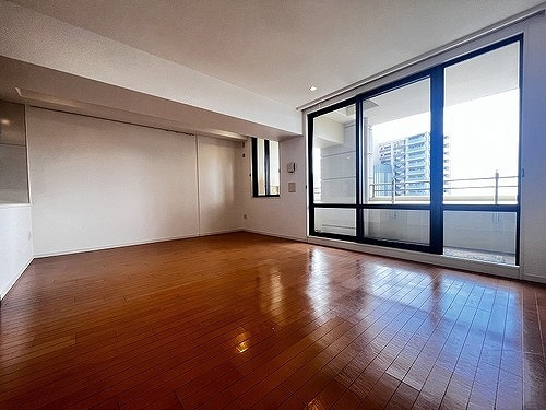 ライオンズマンション神戸栄町通の居間・リビング|ＬＤＫ約１８．１畳　※前回募集時／２０２５年６月の写真