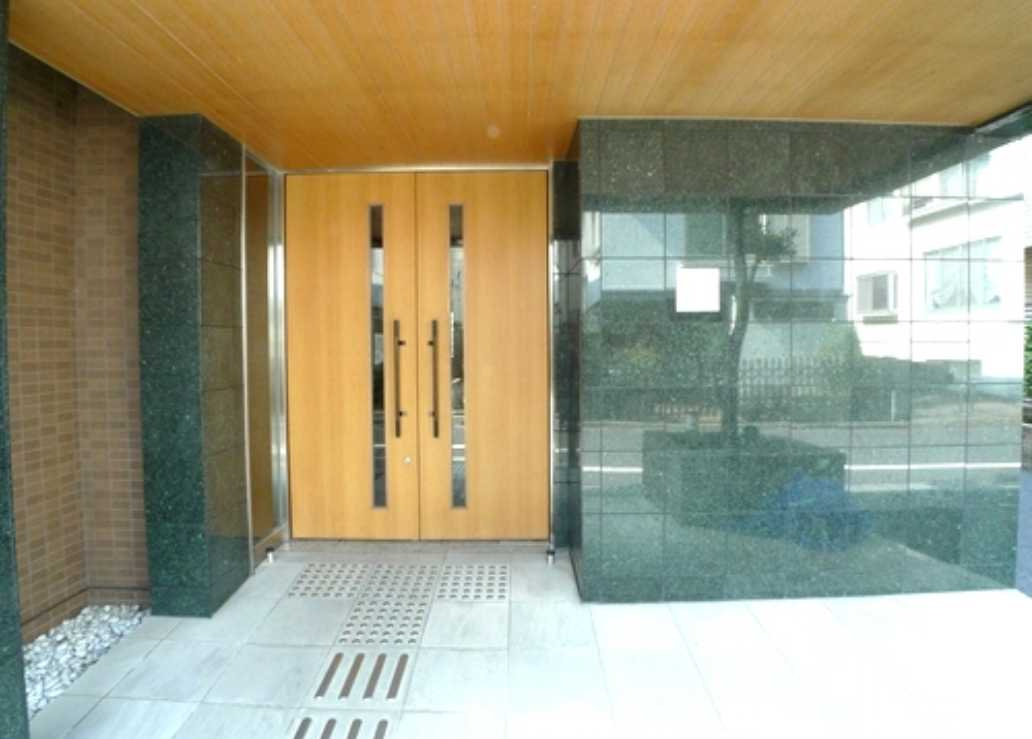 アーバン本駒込　ネット無料　駐車場　シャーメゾンのエントランス